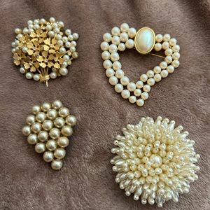 Four vintage pearl brooch pins